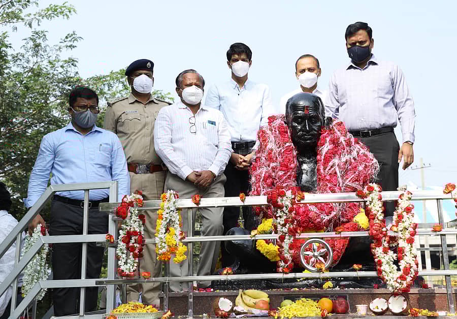 ರಾಯಚೂರು ಜಿಲ್ಲಾಧಿಕಾರಿ ಆರ್‌.ವೆಂಕಟೇಶಕುಮಾರ್‌ ಸೇರಿದಂತೆ ವಿವಿಧ ಇಲಾಖೆಗಳ ಅಧಿಕಾರಿಗಳು ಮಹಾತ್ಮಗಾಂಧಿ ಅವರ ಪುತ್ಥಳಿಗೆ ಮಾಲಾರ್ಪಣೆ ಮಾಡಿ ಗೌರವ ಸಲ್ಲಿಸಿದರು