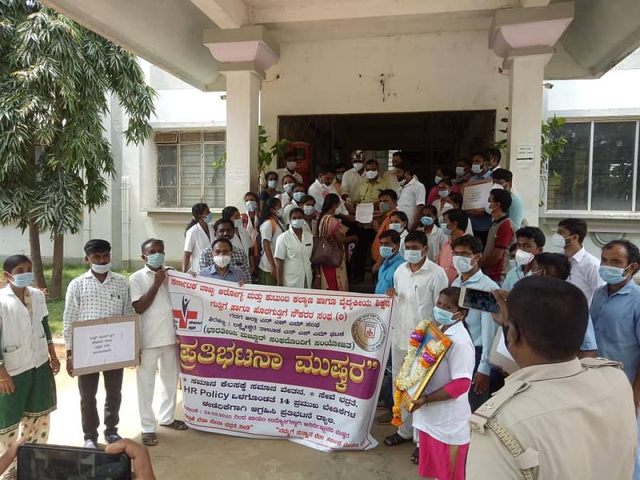 ಶಿರಹಟ್ಟಿ ಆರೋಗ್ಯ ಇಲಾಖೆ ಗುತ್ತಿಗೆ ಮತ್ತು ಹೊರಗುತ್ತಿಗೆ ನೌಕರರು ವಿವಿಧ ಬೇಡಿಕೆಗಳ ಈಡೇರಿಕೆಗೆ ಒತ್ತಾಯಿಸಿ ತಹಶೀಲ್ದಾರ್ ಮೂಲಕ ರಾಜ್ಯ ಸರ್ಕಾರಕ್ಕೆ ಮನವಿ ಸಲ್ಲಿಸಿದರು (ಎಡಚಿತ್ರ) ರೋಣ ಪಟ್ಟಣದ ತಹಶೀಲ್ದಾರ್ ಕಾರ್ಯಾಲಯದ ಆವರಣದಲ್ಲಿರುವ ಗಾಂಧಿ ಪ್ರತಿಮೆ ಎದುರು ಗುತ್ತಿಗೆ ನೌಕರರು ಶುಕ್ರವಾರ ಅನಿರ್ಧಿಷ್ಟಾವಧಿ ಧರಣಿ ಆರಂಭಿಸಿದರು