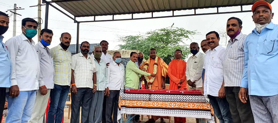 ತೆಲಸಂಗ ಗ್ರಾಮದಲ್ಲಿ ನಡೆದ ಔಷಧಿ ವಿತರಣೆ ಕಾರ್ಯಕ್ರಮದಲ್ಲಿ ಕಕಮರಿಯ ಆತ್ಮಾರಾಮ ಸ್ವಾಮೀಜಿ ಅವರನ್ನು ಗ್ರಾಮಸ್ಥರು ಸತ್ಕರಿಸಿದರು