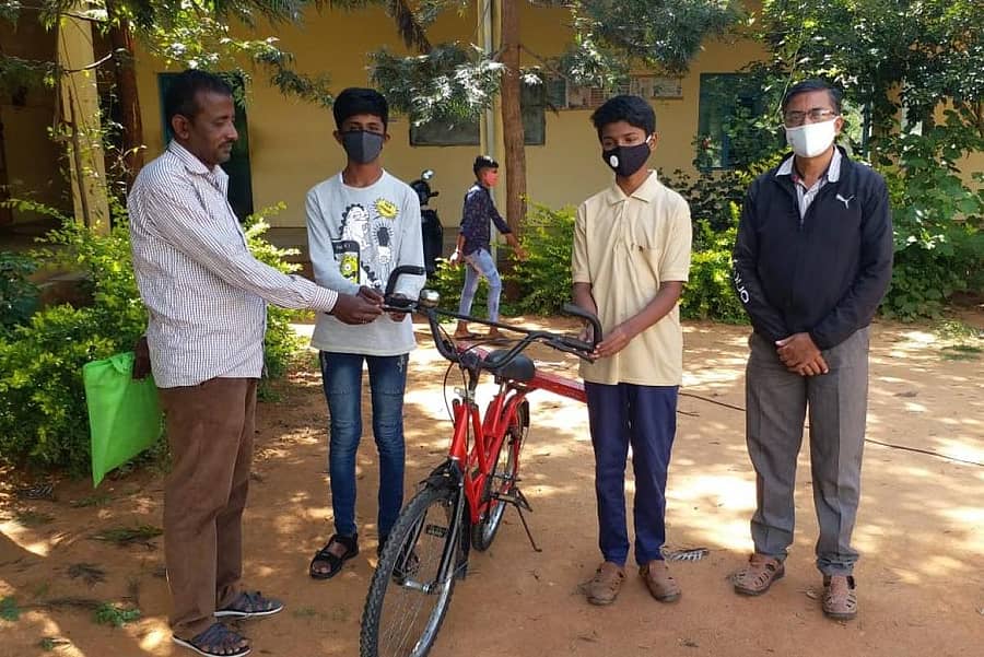 ನೆರೆ ಹಾವಳಿಯಿಂದ ನಿರ್ಗತಿಕರಾಗಿ ತಾಯಿಯ ಜತೆ ಕೋಲಾರ ತಾಲ್ಲೂಕಿನ ಅರಾಭಿಕೊತ್ತನೂರು ಗ್ರಾಮಕ್ಕೆ ವಲಸೆ ಬಂದಿರುವ ಕಾರವಾರದ ಬಾಲಕ ಹೇಮಂತ್‌ಕುಮಾರ್‌ಗೆ ಗ್ರಾಮಸ್ಥ ಮಹೇಂದ್ರ ಅವರು ಸೈಕಲ್‌ ಕೊಡುಗೆಯಾಗಿ ನೀಡಿದರು.