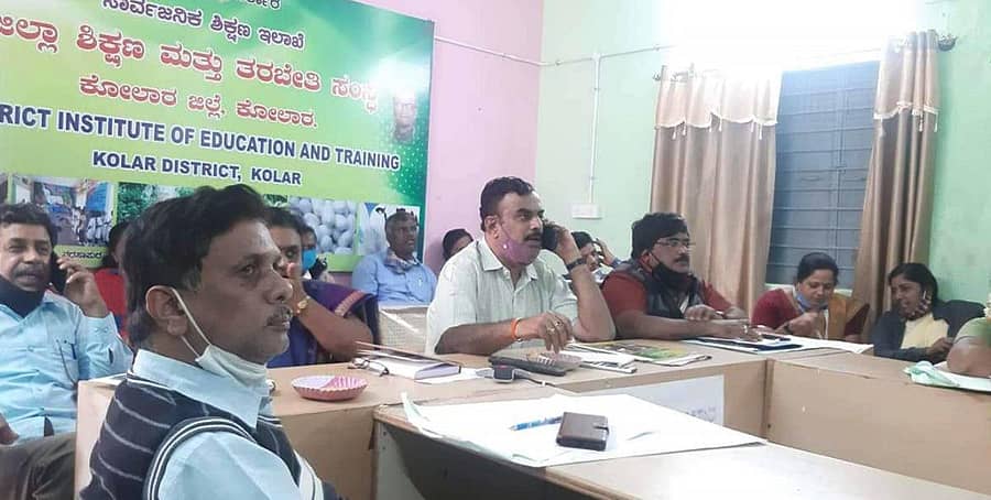 ಶಿಕ್ಷಕರ ಅರ್ಹತಾ ಪರೀಕ್ಷೆ ಸಿದ್ಧತೆ ಸಂಬಂಧ ಡಿಡಿಪಿಐ ಕೆ.ಎಂ.ಜಯರಾಮರೆಡ್ಡಿ ಕೋಲಾರದಲ್ಲಿ ಶನಿವಾರ ಸಭೆ ನಡೆಸಿದರು.