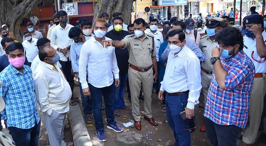 ರಾಮ್ ಆ್ಯಂಡ್ ಕೋ ಸರ್ಕಲ್ನಲ್ಲಿ ಫುಟ್ಪಾತ್ ಸಮಸ್ಯೆಯನ್ನು ಮೇಯರ್ ಬಿ.ಜಿ. ಅಜಯ್ಕುಮಾರ್, ಎಸ್ಪಿ ಹನುಮಂತರಾಯ, ಆಯುಕ್ತ ವಿಶ್ವನಾಥ ಮುದಜ್ಜಿ ವೀಕ್ಷಿಸಿದರು