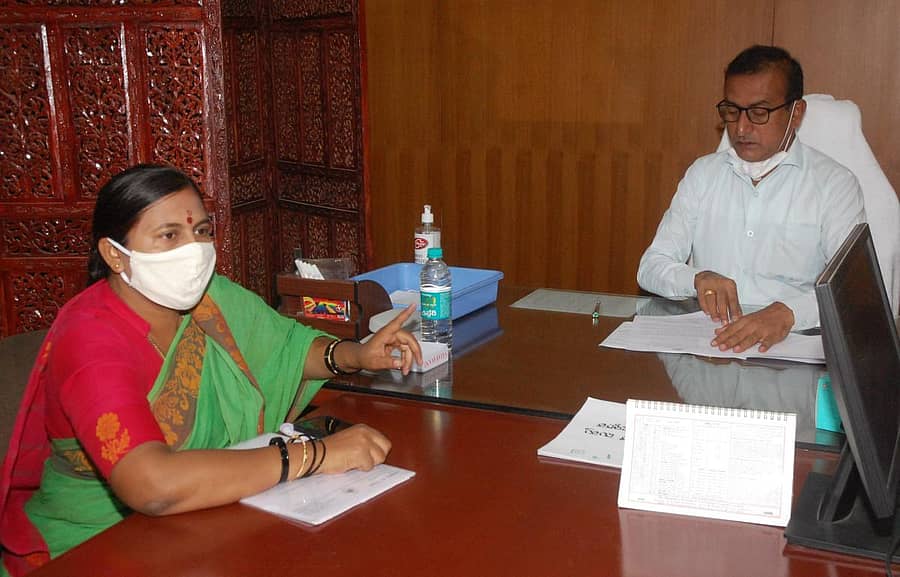 ಕೆಜಿಎಫ್ ತಾಲ್ಲೂಕಿನ ಅಭಿವೃದ್ಧಿ ಕಾಮಗಾರಿಗಳ ಸಂಬಂಧ ಶಾಸಕಿ ಎಂ.ರೂಪಕಲಾ ಕೋಲಾರದಲ್ಲಿ ಶನಿವಾರ ಲೋಕೋಪಯೋಗಿ ಇಲಾಖೆ ಅಧಿಕಾರಿಗಳ ಜತೆ ಸಭೆ ನಡೆಸಿದರು.