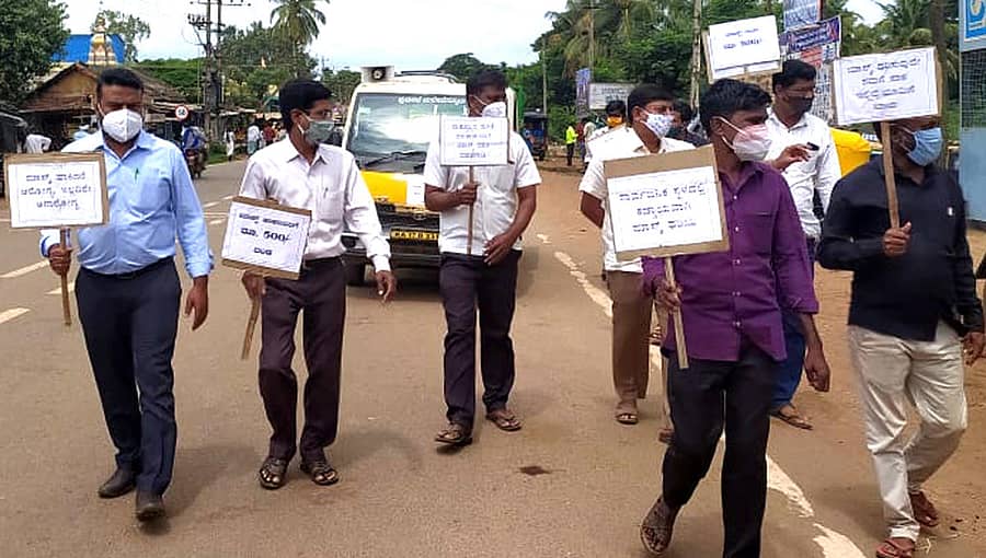 ಕೊರೊನಾ ನಿಯಂತ್ರಣದ ಅರಿವು ಮೂಡಿಸಲು ಮಾಸ್ಕ್ ಧರಿಸದಿರುವ ಸಾರ್ವಜನಿಕರಿಗೆ ₹ 500 ವಿಧಿಸುವ ಆದೇಶವನ್ನು ಸಾರ್ವಜನಿಕರಿಗೆ ಪ್ರಚುರ ಪಡಿಸಲು ಮಲೇಬೆನ್ನೂರು ಪುರಸಭೆ ಸಿಬ್ಬಂದಿ ಶನಿವಾರ ಜಾಥಾ ನಡೆಸಿದರು