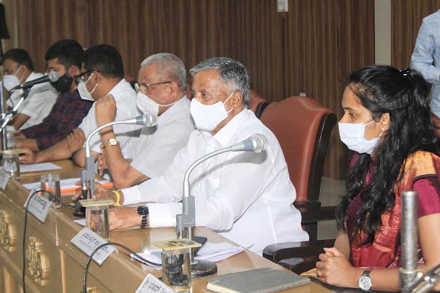 ಸಭೆಯಲ್ಲಿ ಸಚಿವ ವಿ.ಸೋಮಣ್ಣ ಮಾತನಾಡಿದರು