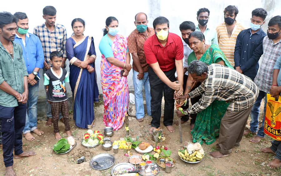 ಶಿವಮೊಗ್ಗದ ಮಲ್ಲಿಕಾರ್ಜುನ ನಗರದಲ್ಲಿ ಶನಿವಾರ ಕರ್ನಾಟಕ ಕೊಳೆಗೇರಿ ಅಭಿವೃದ್ಧಿ ನಿಗಮ ನಿರ್ಮಿಸುತ್ತಿರುವ ಮನೆಗೆ ಪಾಲಿಕೆ ವಿರೋಧ ಪಕ್ಷದ ನಾಯಕ ಎಚ್.ಸಿ.ಯೋಗೀಶ್ ಗುದ್ದಲಿ ಪೂಜೆ ನೆರವೇರಿಸಿದರು.