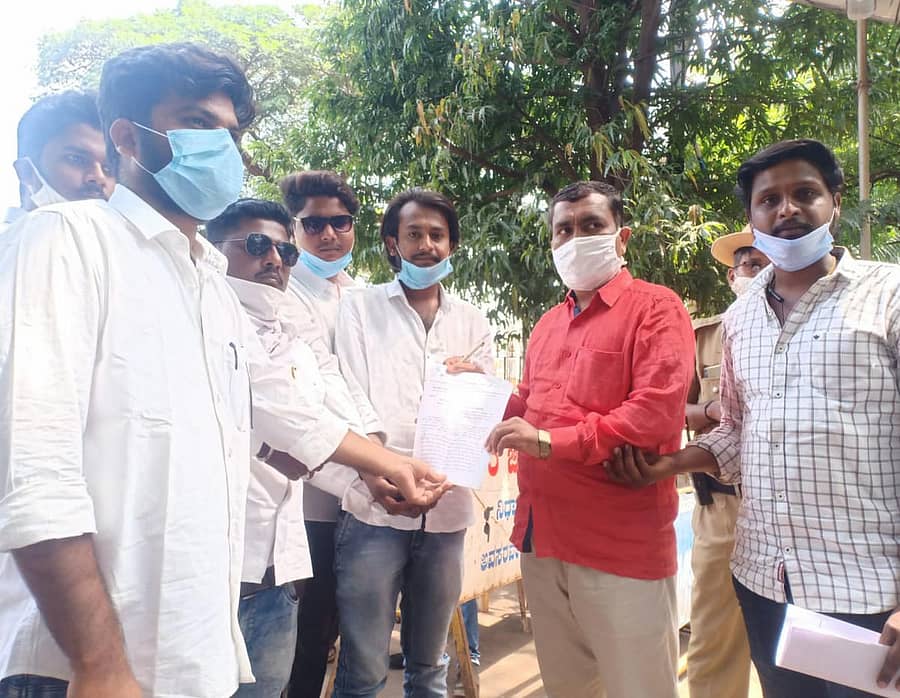 ಹಾಥರಸ್ ಅತ್ಯಾಚಾರ ಪ್ರಕರಣ ಖಂಡಿಸಿ ಬೀದರ್ನಲ್ಲಿ ಶನಿವಾರ ಭಾರತ ವಿದ್ಯಾರ್ಥಿ ಫೆಡರೇಶನ್ ಜಿಲ್ಲಾ ಘಟಕದ ಅಧ್ಯಕ್ಷ ಅರುಣ ಕೋಡಗೆ ನೇತೃತ್ವದಲ್ಲಿ ಕಾರ್ಯಕರ್ತರು ಜಿಲ್ಲಾಧಿಕಾರಿ ಕಚೇರಿ ಅಧಿಕಾರಿಗೆ ಮನವಿಪತ್ರ ಸಲ್ಲಿಸಿದರು