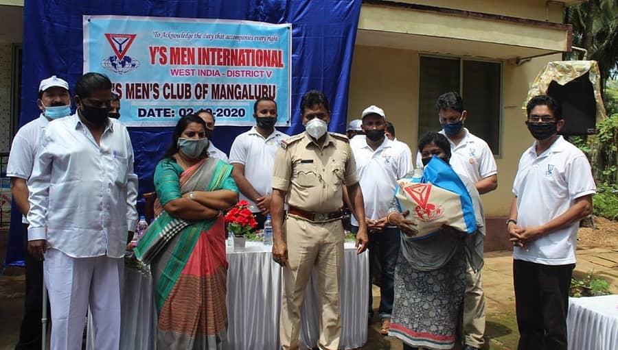 ವೈ’ಸ್‌ ಮೆನ್‌ ಇಂಟರ್‌ ನ್ಯಾಷನಲ್ ಕ್ಲಬ್  ವತಿಯಿಂದ ಶುಕ್ರವಾರ ಮಂಗಳೂರಿನ ಜಪ್ಪಿನಮೊಗರಿನಲ್ಲಿ ಬಡ ಕುಟುಂಬಗಳಿವೆ ಆಹಾರ ಧಾನ್ಯ ಮತ್ತಿತರ ಪರಿಕರಗಳ ನೆರವು ನೀಡಲಾಯಿತು