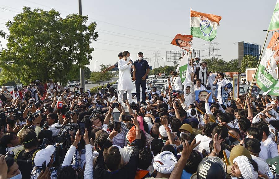 ಹಾಥರಸ್ಗೆ ಹೊರಟಿದ್ದ ತನ್ನನ್ನು ಸ್ವಾಗತಿಸಲು ದೆಹಲಿ– ನೋಯ್ಡಾ ಗಡಿಯಲ್ಲಿ ಸೇರಿದ್ದ ಕಾಂಗ್ರೆಸ್ ಕಾರ್ಯಕರ್ತರನ್ನುದ್ದೇಶಿಸಿ ರಾಹುಲ್ ಗಾಂಧಿ ಮಾತನಾಡಿದರು –ಪಿಟಿಐ ಚಿತ್ರ