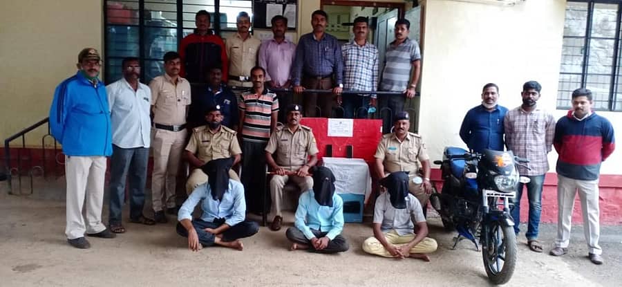 ಚನ್ನಮ್ಮನ ಕಿತ್ತೂರು ತಾಲ್ಲೂಕಿನ ದೇವರಶೀಗಿಹಳ್ಳಿ ಹೊರವಲಯದಲ್ಲಿ ಚಿನ್ನದ ಸರ ಕಳವು ಮಾಡಿದ್ದ ಆರೋಪದ ಮೇಲೆ ಕಿತ್ತೂರು ಠಾಣೆ ಪೊಲೀಸರು ಮೂವರನ್ನು ಶುಕ್ರವಾರ ಬಂಧಿಸಿದ್ದಾರೆ