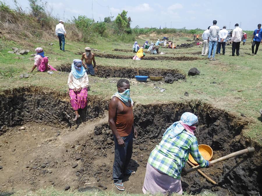 ಹಳಿಯಾಳ ತಾಲ್ಲೂಕಿನ ಗೋಲೆಹಳ್ಳಿ ಗ್ರಾಮದಲ್ಲಿ ಉದ್ಯೋಗ ಖಾತ್ರಿ ಯೋಜನೆಯಡಿ ಕಾಮಗಾರಿ ಕೈಗೊಂಡಿರುವುದು.