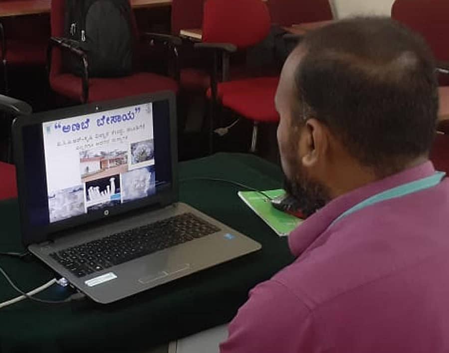 ಮೂಡಿಗೆರೆಯ ಕೃಷಿ ವಿಜ್ಞಾನ ಕೇಂದ್ರದಲ್ಲಿ ಅಣಬೆ ಬೇಸಾಯದ ಬಗ್ಗೆ ಆನ್ಲೈನ್ನಲ್ಲಿ ಮಾಹಿತಿ ನೀಡುತ್ತಿರುವುದು (ಎಡಚಿತ್ರ). ಬೆಳೆ ವಿಧಾನದ ಬಗ್ಗೆ ಆನ್ಲೈನ್ನಲ್ಲಿ ವಿವರಿಸುತ್ತಿರುವುದು. ಪ್ರಜಾವಾಣಿ ಚಿತ್ರಗಳು