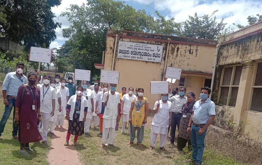 ಹುಣಸೂರು ನಗರದಲ್ಲಿ ಶನಿವಾರ ಆರೋಗ್ಯ ಇಲಾಖೆ ಗುತ್ತಿಗೆ ಮತ್ತು ಹೊರಗುತ್ತಿಗೆ ಸಿಬ್ಬಂದಿ ವಿವಿಧ ಬೇಡಿಕೆ ಈಡೇರಿಸುವಂತೆ ಆಗ್ರಹಿಸಿ ಪ್ರತಿಭಟಿಸಿದರು