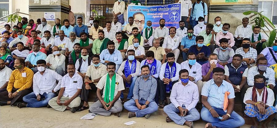 ಎಚ್.ಡಿ.ಕೋಟೆ ಪಟ್ಟಣದ ಡಾ.ಬಿ.ಆರ್.ಅಂಬೇಡ್ಕರ್ ಸಮುದಾಯ ಭವನದ ಆವರಣದಿಂದ ಹೊರಟ  ಮೆರವಣಿಗೆ ಮಿನಿ ವಿಧಾನಸೌಧದ ಆವರಣದಲ್ಲಿ ಸಮಾವೇಶಗೊಂಡು ಒಂದು ನಿಮಿಷ ಮೌನಾಚರಣೆ ನಡೆಸಿದರು