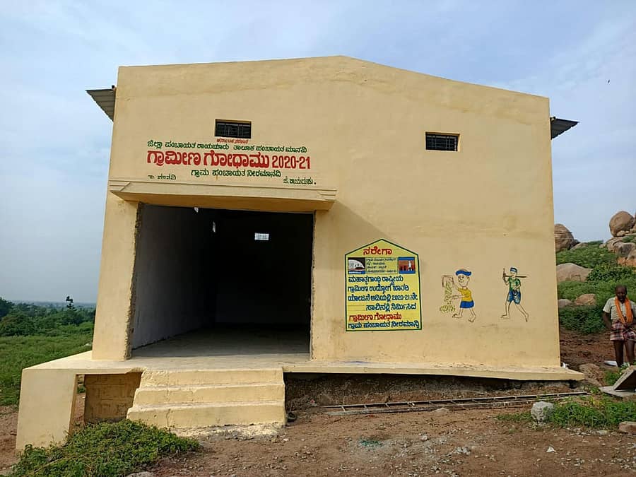ಮಾನ್ವಿ ತಾಲ್ಲೂಕಿನ ನೀರಮಾನ್ವಿ ಗ್ರಾಮದಲ್ಲಿ ನರೇಗಾ ಯೋಜನೆ ಅಡಿಯಲ್ಲಿ ನಿರ್ಮಿಸಿರುವ ಗ್ರಾಮೀಣ ಗೋದಾಮು
