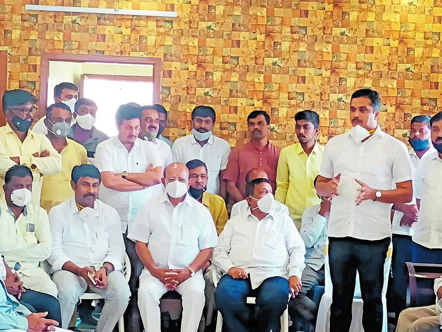 ಶಿರಾದಲ್ಲಿ ನಡೆದ ಕಾರ್ಯಕರ್ತರ ಸಭೆಯಲ್ಲಿ ಯುವ ಕಾಂಗ್ರೆಸ್ ರಾಜ್ಯ ಘಟಕದ ಉಪಾಧ್ಯಕ್ಷ ಅರ್.ರಾಜೇಂದ್ರ ಮಾತನಾಡಿದರು. ಟಿ.ಬಿ.ಜಯಚಂದ್ರ ಇದ್ದರು