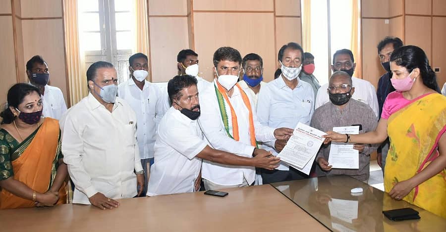 ಮೈಸೂರು ನಗರ ಮತ್ತು ಜಿಲ್ಲಾ ಕಾಂಗ್ರೆಸ್ ವತಿಯಿಂದ ಜಿಲ್ಲಾಧಿಕಾರಿ ರೋಹಿಣಿ ಸಿಂಧೂರಿ ಮೂಲಕ ರಾಷ್ಟ್ರಪತಿಗೆ ಮನವಿ ಸಲ್ಲಿಸಲಾಯಿತು. ವಾಸು, ಡಾ.ಬಿ.ಜೆ. ವಿಜಯಕುಮಾರ್, ಎಂ.ಕೆ.ಸೋಮಶೇಖರ್, ಆರ್.ಮೂರ್ತಿ, ಶಿವಣ್ಣ, ಎಂ.ಲಕ್ಷ್ಮಣ ಇದ್ದಾರೆ