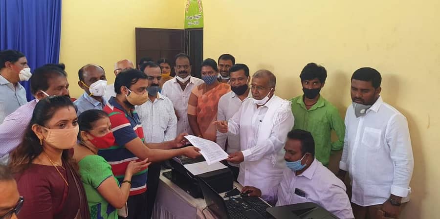 ಮೈಸೂರಿನಲ್ಲಿ ಶನಿವಾರ ಆಯೋಜಿಸಿದ್ದ ‘ಪಾಲಿಕೆ ನಡೆ ಜನತೆ ಕಡೆ’ ಕಾರ್ಯಕ್ರಮಕ್ಕೆ ಶಾಸಕ ಜಿ.ಟಿ.ದೇವೇಗೌಡ ಚಾಲನೆ ನೀಡಿದರು