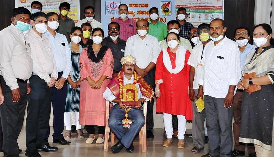 ಈಶ್ವರಯ್ಯ ಅವರನ್ನು ಸನ್ಮಾನಿಸಲಾಯಿತು