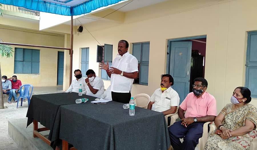 ರಾಜ್ಯ ವಿಧಾನ ಪರಿಷತ್ತಿನ ಆಗ್ನೇಯ ಪದವೀಧರ ಕ್ಷೇತ್ರದ ಚುನಾವಣೆ ಸಂಬಂಧ ಕೋಲಾರದಲ್ಲಿ ಭಾನುವಾರ ನಡೆದ ಸಭೆಯಲ್ಲಿ ಜೆಡಿಎಸ್ ಅಭ್ಯರ್ಥಿ ಆರ್.ಚೌಡರೆಡ್ಡಿ ಮಾತನಾಡಿದರು.