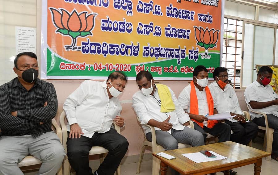 ದಾವಣಗೆರೆಯ ಬಿ.ಜೆ.ಪಿ ಕಚೇರಿಯಲ್ಲಿ ನಡೆದ ಎಸ್.ಟಿ ಮೋರ್ಚಾ ಹಾಗೂ ಮಂಡಲ ಎಸ್.ಟಿ ಮೋರ್ಚಾ ಪದಾಧಿಕಾರಿಗಳ ಸಂಘಟನಾ ಸಭೆಯಲ್ಲಿ ಎಸ್.ಟಿ ಮೋರ್ಚಾ ರಾಜ್ಯಾಧ್ಯಕ್ಷ ತಿಪ್ಪರಾಜ್ ಹವಾಲ್ದಾರ್ ಮತ್ತು ಮಹರ್ಷಿ ವಾಲ್ಮೀಕಿ ಅಭಿವೃದ್ಧಿ ನಿಗಮ ಅಧ್ಯಕ್ಷ ಎಸ್.ವಿ ರಾಮಚಂದ್ರಪ್ಪ ಅವರು ಪರಸ್ಪರ ಚರ್ಚಿಸಿದರು