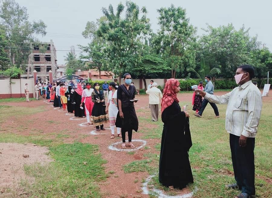 ಬೀದರ್‌ನ ಪದವಿ ಪೂರ್ವ ಕಾಲೇಜಿನ ಪರೀಕ್ಷಾ ಕೇಂದ್ರಕ್ಕೆ ಬಂದ ಅಭ್ಯರ್ಥಿಗಳನ್ನು ಥರ್ಮಲ್ ಸ್ಕ್ಯಾನಿಂಗ್‌ ಮೂಲಕ ಪರೀಕ್ಷಿಸಲಾಯಿತು