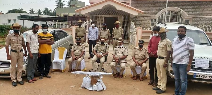 ಬಂಧಿತ ಆರೋಪಿಗಳೊಂದಿಗೆ ಪೊಲೀಸರು