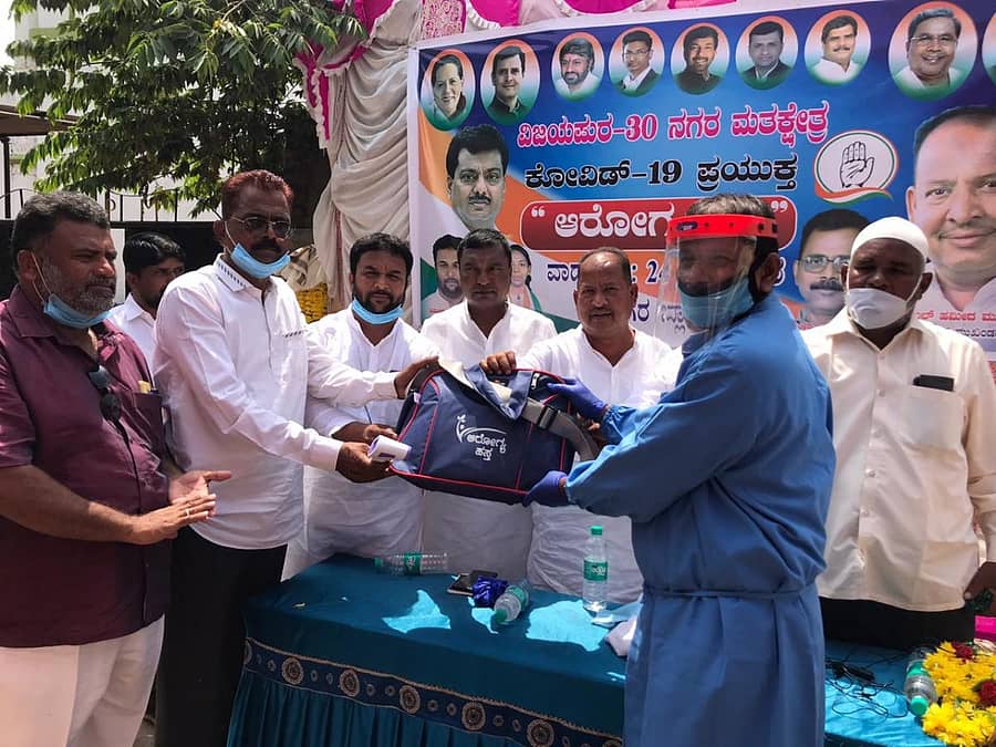 ವಿಜಯಪುರದಲ್ಲಿ ಭಾನುವಾರ ಹಮ್ಮಿಕೊಳ್ಳಲಾಗಿದ್ದ ಆರೋಗ್ಯ ಹಸ್ತ ಕಾರ್ಯಕ್ರಮದಲ್ಲಿ ಕಾಂಗ್ರೆಸ್ ಮುಖಂಡ ಅಬ್ದುಲ್ ಹಮೀದ್ ಮುಶ್ರೀಪ್ ಆರೋಗ್ಯ ಕಿಟ್ ವಿತರಿಸಿದರು