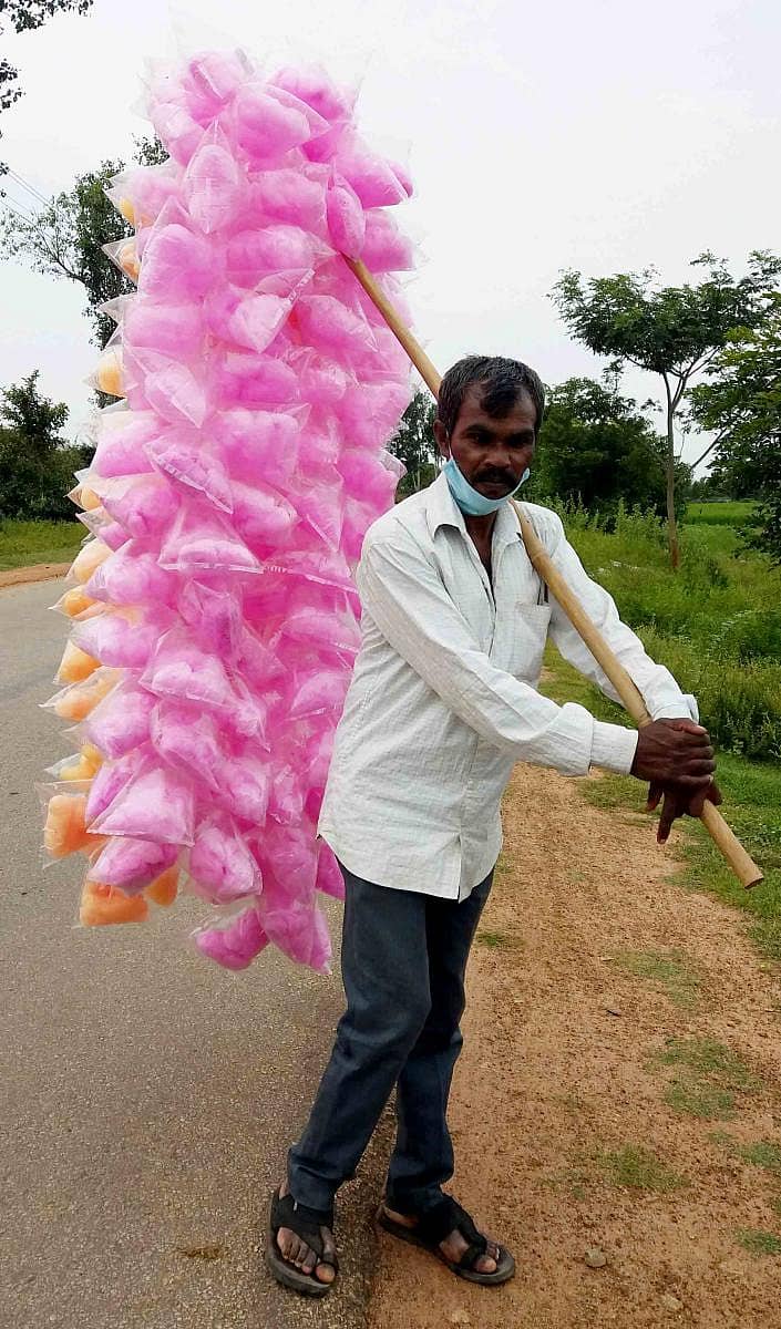 ವಿಜಯಪುರ ಹೋಬಳಿಯ ಹಳ್ಳಿಯೊಂದರಲ್ಲಿ ಬೊಂಬಾಯಿ ಮಿಠಾಯಿ ಪೊಟ್ಟಣಗಳನ್ನು ಹೆಗಲಿಗೇರಿಸಿಕೊಂಡು ಸಾಗುತ್ತಿದ್ದ ಉತ್ತರ ಪ್ರದೇಶ ಮೂಲದ ರಾಜ್ ಪಾಲ್