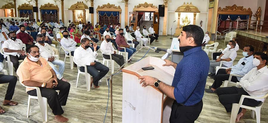 ‘ಮಂಗಳೂರು ದಸರಾ’ದ ಪೂರ್ವಭಾವಿ ಸಭೆಯಲ್ಲಿ ಕ್ಷೇತ್ರದ ಕೋಶಾಧಿಕಾರಿ ಆರ್. ಪದ್ಮರಾಜ್ ಮಾತನಾಡಿದರು.