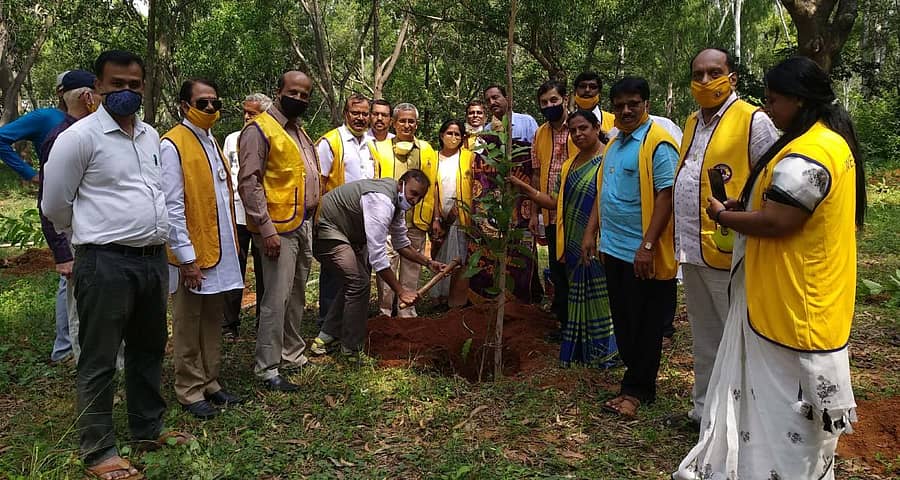 ಗಿಡ ನೆಡುವ ಕಾರ್ಯಕ್ರಮದಲ್ಲಿ ಭಾಗವಹಿಸಿದ್ದ ಗಣ್ಯರು