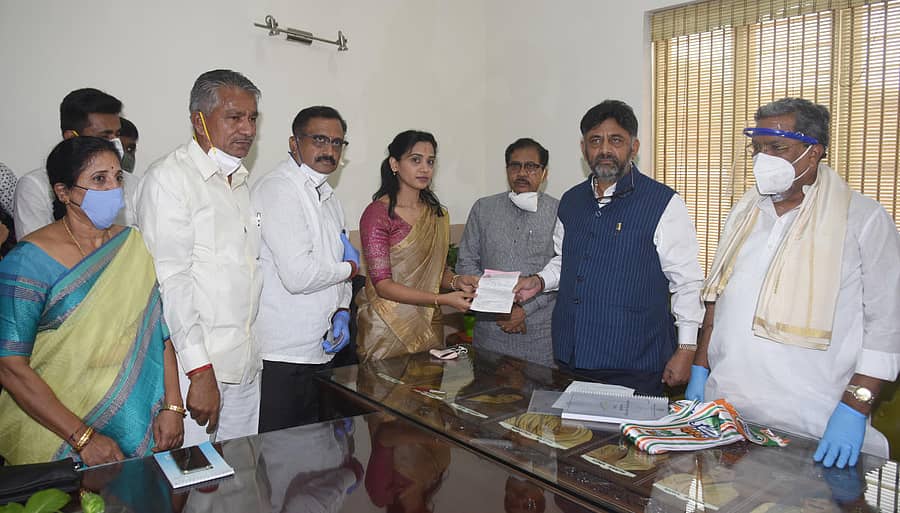 ಕುಸುಮಾ ಅವರಿಗೆ ಡಿ.ಕೆ. ಶಿವಕುಮಾರ್ ಅವರು ಪಕ್ಷದ ಪ್ರಾಥಮಿಕ ಸದಸ್ಯತ್ವ ನೀಡಿದರು. ಜಿ. ಪರಮೇಶ್ವರ, ಸಿದ್ದರಾಮಯ್ಯ, ಹನುಮಂತರಾಯಪ್ಪ ಇದ್ದರು