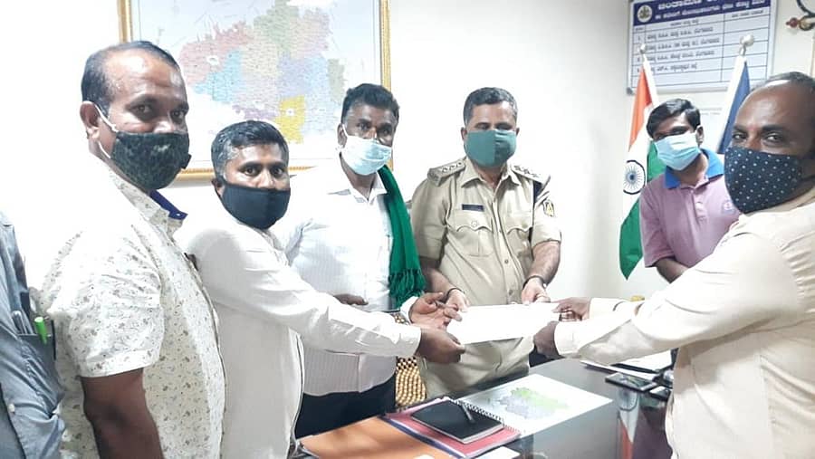 ಚಿಂತಾಮಣಿಯಲ್ಲಿ ಭಾನುವಾರ ಶ್ರೀಗಂಧದ ಬೆಳೆಗಾರರು ಡಿವೈಎಸ್ಪಿ ಲಕ್ಷ್ಮಯ್ಯ ಅವರಿಗೆ ಮನವಿ ಸಲ್ಲಿಸಿದರು