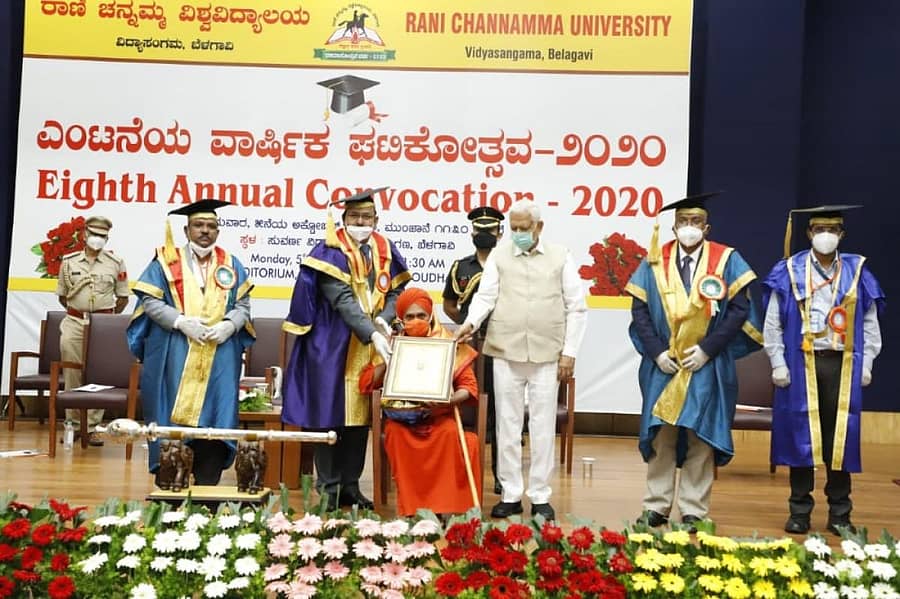 ಬೆಳಗಾವಿಯಲ್ಲಿ ಸೋಮವಾರ ನಡೆದ ರಾಣಿ ಚನ್ನಮ್ಮ ವಿಶ್ವವಿದ್ಯಾಲಯದ 8ನೇ ಘಟಿಕೋತ್ಸವದಲ್ಲಿ ಹುಬ್ಬಳ್ಳಿಯ ಮೂರು ಸಾವಿರ ಮಠದ ಗುರುಸಿದ್ಧ ರಾಜಯೋಗೀಂದ್ರ ಸ್ವಾಮೀಜಿ ಅವರಿಗೆ ರಾಜ್ಯಪಾಲ ವಿ.ಆರ್. ವಾಲಾ ಗೌರವ ಡಾಕ್ಟರೇಟ್ ಪದವಿ ಪ್ರದಾನ ಮಾಡಿದರು