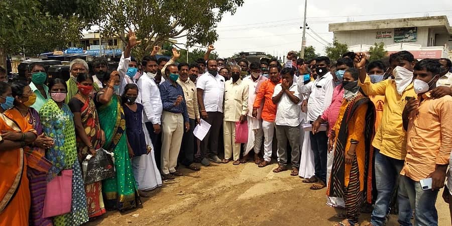 ಗೊಲ್ಲ ಅಭಿವೃದ್ದಿ ನಿಗಮ ಸ್ಥಾಪಿಸಬೇಕು ಎಂದು ಒತ್ತಾಯಿಸಿ ಜಿಲ್ಲಾ ಯಾದವ ಸಮಾಜದ ವತಿಯಿಂದ ಸೋಮವಾರ ಕೊಪ್ಪಳದ ಜಿಲ್ಲಾಧಿಕಾರಿ ಕಚೇರಿ ಎದುರು ಪ್ರತಿಭಟನೆ ನಡೆಸಲಾಯಿತು