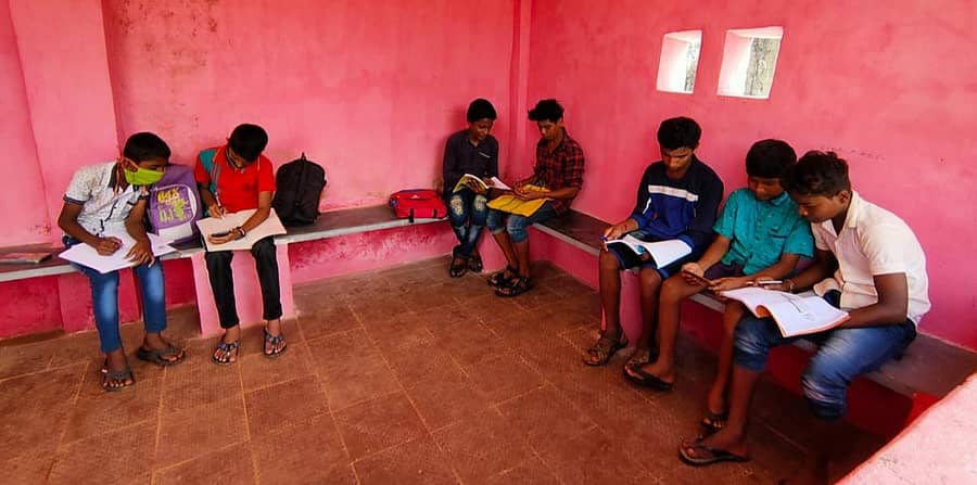 ಕಾರವಾರ ತಾಲ್ಲೂಕಿನ ದೇವಳಮಕ್ಕಿ ಬಸ್ ತಂಗುದಾಣದಲ್ಲಿ ವಿದ್ಯಾರ್ಥಿಗಳು ಆನ್‌ಲೈನ್ ತರಗತಿಗೆ ಹಾಜರಾಗಿರುವುದು