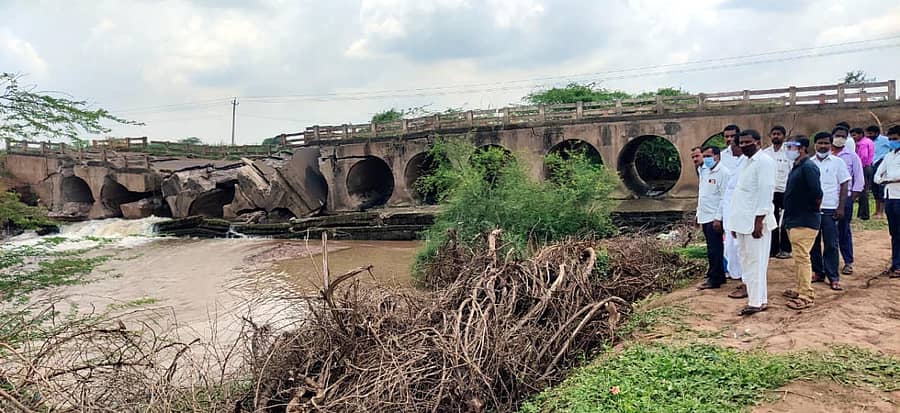 ಗೋಕಾಕ ತಾಲ್ಲೂಕಿನ ಮೆಳವಂಕಿ ಗ್ರಾಮ ಬಳಿಯ ಗೋಕಾಕ-ಕೌಜಲಗಿ ದಂಡಿನ ಮಾರ್ಗ ಮಧ್ಯದ ಸಂಪರ್ಕ ಸೇತುವೆ ಸೋಮವಾರ ಕುಸಿದಿದೆ
