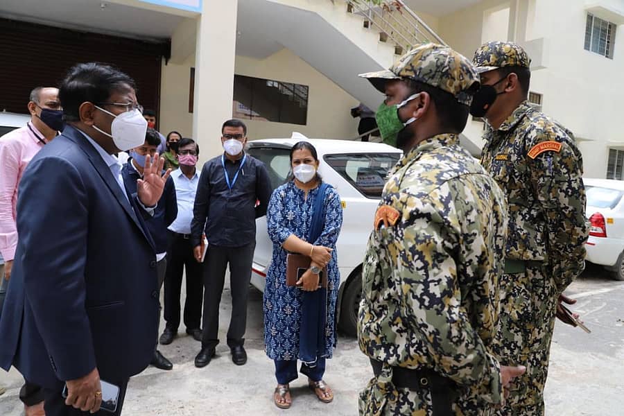 ಸಾರ್ವಜನಿಕ ಸ್ಥಳಗಳಲ್ಲಿ ಮಾಸ್ಕ್‌ ಧರಿಸದವರಿಗೆ ದಂಡ ವಿಧಿಸುವ ಬಗ್ಗೆ ಮಾರ್ಷಲ್‌ಗಳ ಜೊತೆ ಬಿಬಿಎಂಪಿ ಆಯುಕ್ತ ಎನ್‌.ಮಂಜುನಾಥಪ್ರಸಾದ್‌ ಚರ್ಚಿಸಿದರು. ಪೂರ್ವ ವಲಯದ ಜಂಟಿ ಆಯುಕ್ತರಾದ ಪಲ್ಲವಿ ಇದ್ದಾರೆ