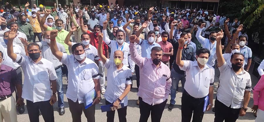 ಪ್ರತಿಭಟನೆ ಮಾಡಿದ ನೌಕರರು