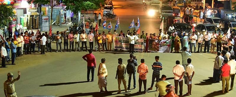 ವಿವಿಧ ಸಂಘಟನೆಗಳ ಕಾರ್ಯಕರ್ತರು ಸೋಮವಾರ ಸಂಜೆ ವಾಲ್ಮೀಕಿ ವೃತ್ತದಲ್ಲಿ ರಸ್ತೆ ತಡೆ ನಡೆಸಿ ಪ್ರತಿಭಟನೆ ನಡೆಸಿದರು.