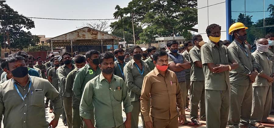 ವಿದ್ಯುತ್ ಕಂಪನಿಗಳ ಖಾಸಗೀಕರಣ ವಿರೋಧಿಸಿ ಸೋಮವಾರ ಮುಳಬಾಗಿಲು ಬೆಸ್ಕಾಂ ಕಚೇರಿಯ ಮುಂದೆ ನೌಕರರು ಸಾಂಕೇತಿಕ ಪ್ರತಿಭಟನೆ ನಡೆಸಿದರು