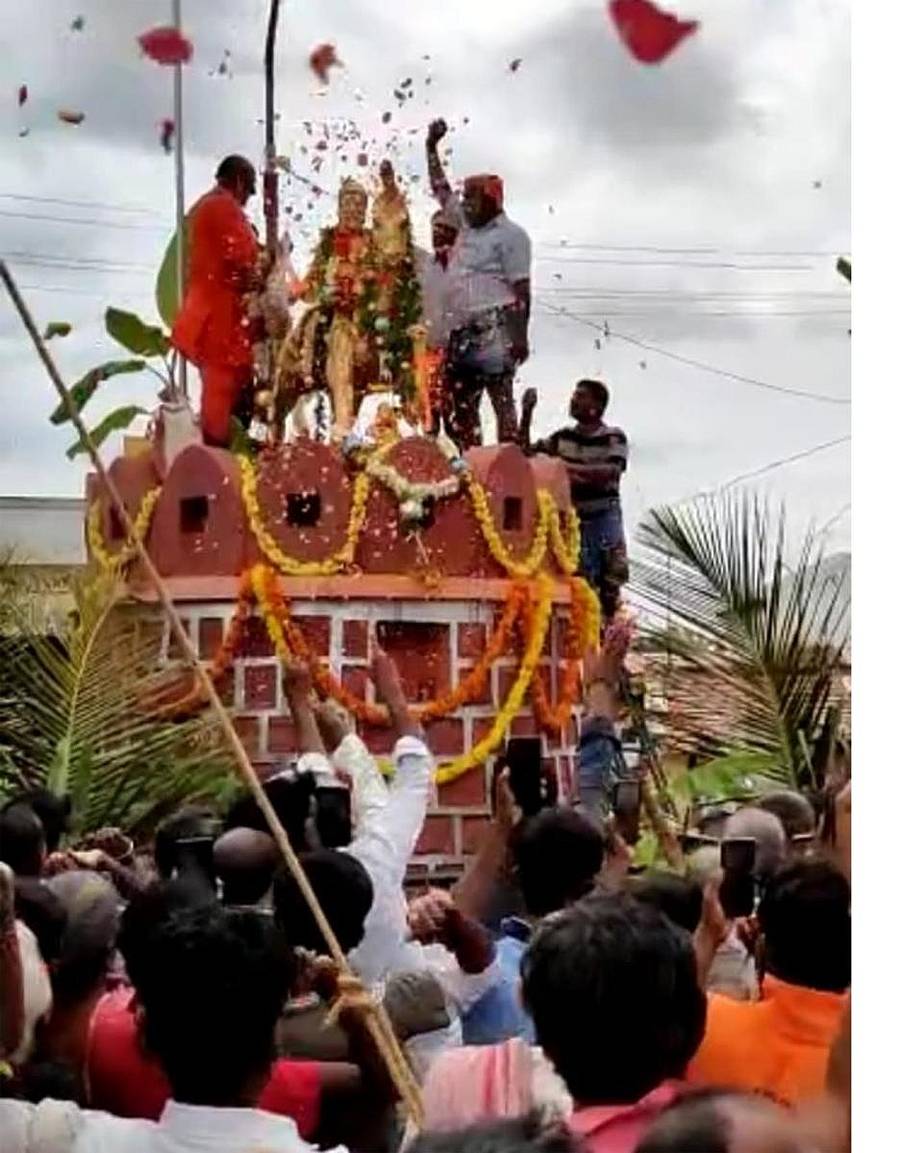 ರಾಣೆಬೆನ್ನೂರು ತಾಲ್ಲೂಕಿನ ಆರೇಮಲ್ಲಾಪುರದಲ್ಲಿ ಶಿವಾಜಿ ಪ್ರತಿಮೆ ಅಪವಿತ್ರವಾಗಿದೆ ಎಂದು ಆರೋಪಿಸಿದ ಗ್ರಾಮಸ್ಥರು ಸೋಮವಾರ ಹಾಲಿನ ಅಭಿಷೇಕ ಮಾಡಿಸಿದರು