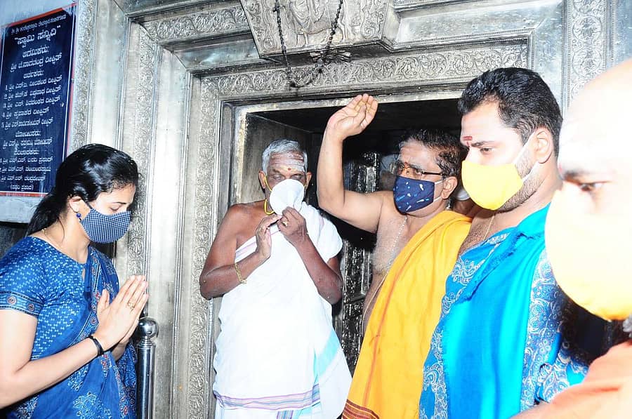 ನಂಜನಗೂಡಿನ ಶ್ರೀಕಂಠೇಶ್ವರಸ್ವಾಮಿ ದೇವಾಲಯಕ್ಕೆ ಜಿಲ್ಲಾಧಿಕಾರಿ ರೋಹಿಣಿ ಸಿಂಧೂರಿ ಸೋಮವಾರ ಸಂಜೆ ಭೇಟಿ ನೀಡಿ, ದೇವರಿಗೆ ವಿಶೇಷ ಪೂಜೆ ಸಲ್ಲಿಸಿದರು