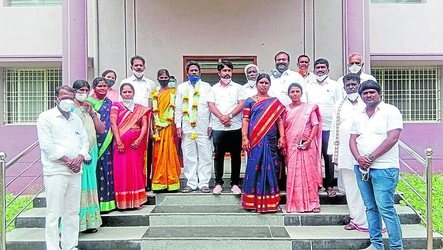 ಚಳ್ಳಕೆರೆ ತಾಲ್ಲೂಕು ಪಂಚಾಯಿತಿ ಅಧ್ಯಕ್ಷ ಮತ್ತು ಉಪಾಧ್ಯಕ್ಷ ಸ್ಥಾನಗಳಿಗೆ ಅವಿರೋಧವಾಗಿ ಆಯ್ಕೆಯಾದ ಕಾಂಗ್ರೆಸ್ನ ಒ.ಟಿ.ತಿಪ್ಪೇಸ್ವಾಮಿ ಹಾಗೂ ಜೆಡಿಎಸ್ನ ಹನುಮಕ್ಕ ಅವರನ್ನು ಅಭಿನಂದಿಸಲಾಯಿತು