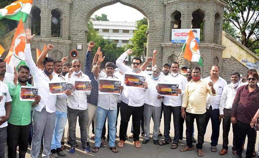 ಡಿ.ಕೆ.ಶಿವಕುಮಾರ್ ಮನೆಗಳ ಮೇಲೆ ಸಿಬಿಐ ದಾಳಿ ಖಂಡಿಸಿ ಯುವ ಕಾಂಗ್ರೆಸ್ ಕಾರ್ಯಕರ್ತರು ಕಲಬುರ್ಗಿ ಜಿಲ್ಲಾಧಿಕಾರಿಗಳ ಕಚೇರಿ ಎದುರು ಪ್ರತಿಭಟನೆ ನಡೆಸಿದರು