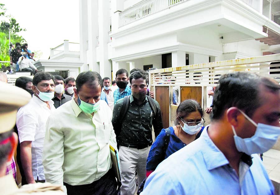 ಶೋಧ ಮುಗಿಸಿ ಹೊರಬಂದ ಸಿಬಿಐ ಅಧಿಕಾರಿಗಳು. ಡಿ.ಕೆ. ಶಿವಕುಮಾರ್ ಅವರ ತಮ್ಮ ಸಂಸದ ಡಿ.ಕೆ. ಸುರೇಶ್ ಇದ್ದಾರೆ –ಪ್ರಜಾವಾಣಿ ಚಿತ್ರ