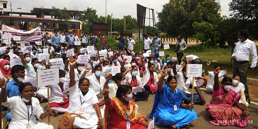ಆರೋಗ್ಯ ಮತ್ತು ಕುಟುಂಬ ಕಲ್ಯಾಣ ಹಾಗೂ ವೈದ್ಯಕೀಯ ಶಿಕ್ಷಣ ಇಲಾಖೆಗಳ ಗುತ್ತಿಗೆ ಹಾಗೂ ಹೊರಗುತ್ತಿಗೆ ನೌಕರರು ವಿವಿಧ ಬೇಡಿಕೆ ಈಡೇರಿಸಬೇಕು ಎಂದು ಆಗ್ರಹಿಸಿ ಸೋಮವಾರ ಕೊಪ್ಪಳದ ಜಿಲ್ಲಾಧಿಕಾರಿ ಕಚೇರಿ ಎದುರು ಪ್ರತಿಭಟನೆ ನಡೆಸಿದರು