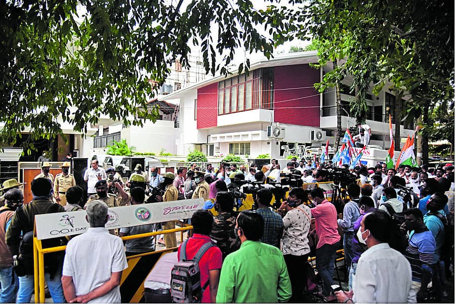 ಸಿಬಿಐ ದಾಳಿಯನ್ನು ಖಂಡಿಸಿ ಬೆಂಗಳೂರಿನ ಸದಾಶಿವ ನಗರದಲ್ಲಿರುವ ಡಿ.ಕೆ. ಶಿವಕುಮಾರ್‌ ಅವರ ಮನೆಯ ಮುಂದೆ ಬೆಂಬಲಿಗರು ಹಾಗೂ ಕಾಂಗ್ರೆಸ್‌ ಕಾರ್ಯಕರ್ತರು ಪ್ರತಿಭಟನೆ ನಡೆಸಿದರು – ಪ್ರಜಾವಾಣಿ ಚಿತ್ರ