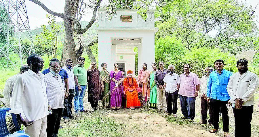 ಮೈಸೂರಿನಲ್ಲಿರುವ ಡಿ.ಬನುಮಯ್ಯ ಅವರ ಸಮಾಧಿಗೆ ಹೊಸದುರ್ಗದ ಕುಂಚಿಟಿಗ ಮಠದ ಶಾಂತವೀರ ಸ್ವಾಮೀಜಿ ಈಚೆಗೆ ಭೇಟಿ ನೀಡಿದ್ದರು
