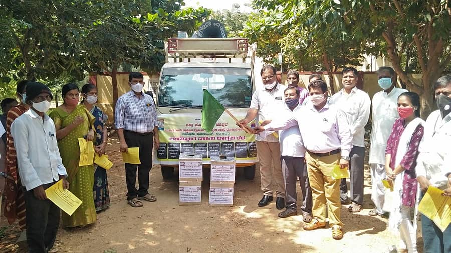 ಗಂಗಾವತಿ ತಾಲ್ಲೂಕು ಪಂಚಾಯಿತಿ ಆವರಣದಲ್ಲಿ ಮಂಗಳವಾರ ಉದ್ಯೋಗ ಖಾತ್ರಿ ಯೋಜನೆಯ ಉದ್ಯೋಗ ವಾಹಿನಿ ಜಾಗೃತಿ ರಥಕ್ಕೆ ಚಾಲನೆ ನೀಡಲಾಯಿತು